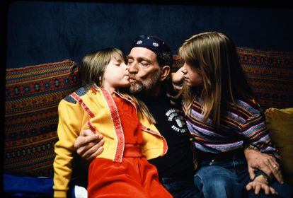 Willie Nelson with two of his daughters, in Las Vegas, on June 18, 1980.