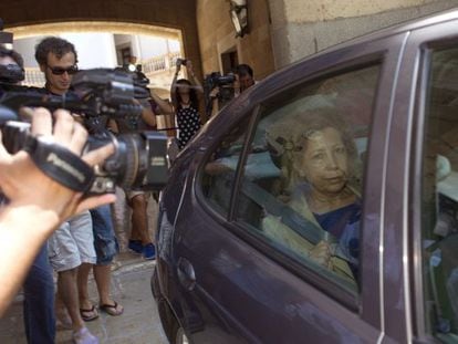 Former Uni&oacute; Mallorquina leader Mar&iacute;a Ant&ograve;nia Munar is taken to jail Wednesday after she was considered a flight risk. 