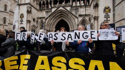 Activists gathered on Tuesday in front of the Royal Courts of Justice in London, calling for the freedom of Julian Assange.