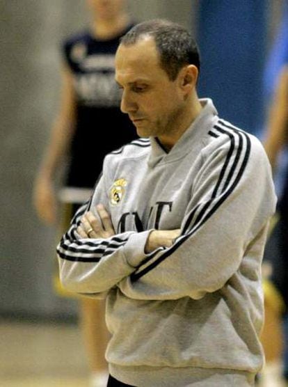 Messina on the sidelines during a Real Madrid game.