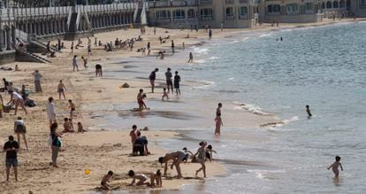 El Gobierno recomendará que las playas abran este verano con control de aforo y separación entre hamacas