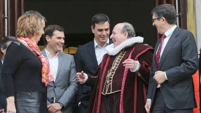 Manuel Tafallé dressed as Miguel de Cervantes surrounded by politicians Celia Villalobos, Albert Rivera, Pedro Sánchez and Patxi López outside Congress.