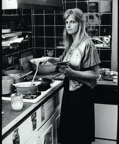 Linda McCartney cooking one of her vegetarian dishes.