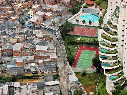 The original photo, taken in São Paulo in 2004. Left: the Paraisópolis favela. Right: the Penthouse tower in the rich neighborhood of Morumbí.