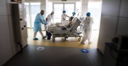 Health workers moving a Covid patient to the ICU of Madrid‘s Isabel Zendal hospital.