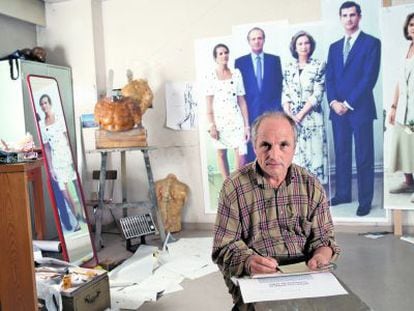 Antonio López in his studio in front of the photographs of the royal family in 1995.