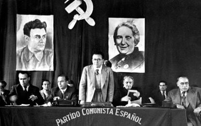 Carrillo (standing) with Republican commander Enrique L&iacute;ster (left) and &quot;La Pasionaria&quot; (right) in Toulouse in 1945. 