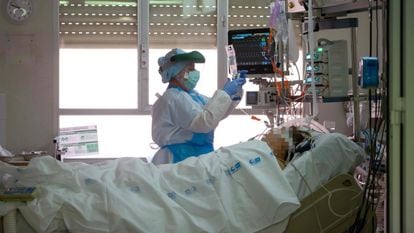 A healthcare worker attends to a coronavirus patient at the intensive care unit of the Príncipe de Asturias hospital.