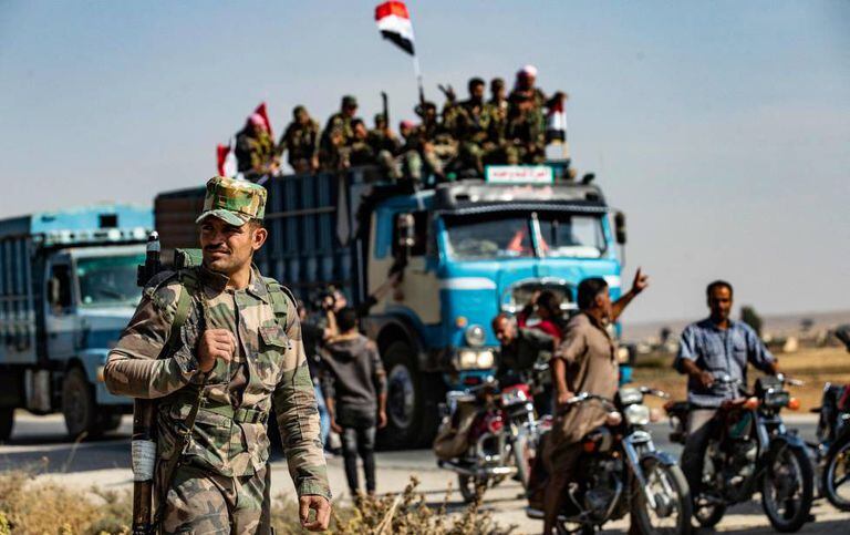 Syrian government forces arrive this Tuesday in Tal Tamr, near Ras al Ain.