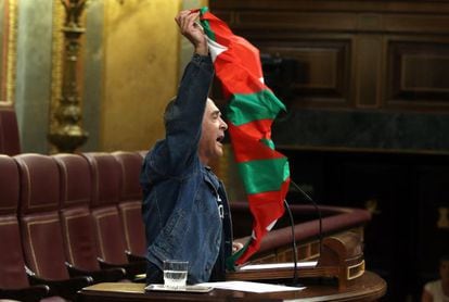 Amaiur spokesperson, Sabino Cuadra, waves a Basque flag during his appearance in Congress on Wednesday. 