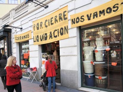 A going-out-of-business sale in Madrid.