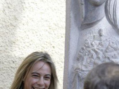 Sonia Castedo next to a sculpture created in her honor in Verdegás in 2008.