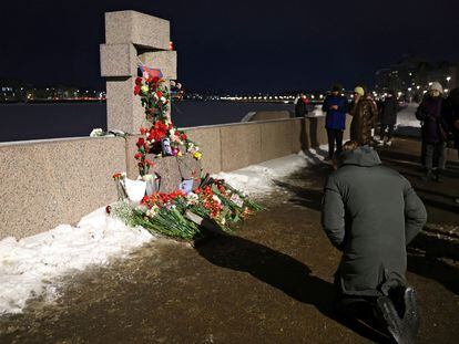 A person kneels before the monument to the victims of political repression in Saint Petersburg after learning of the death of dissident Alexei Navalny, this Friday.