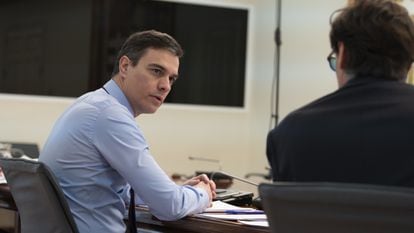 Prime Minister Pedro Sánchez (l) talks to Health Minister Salvador Illa during a video conference with regional leaders.
