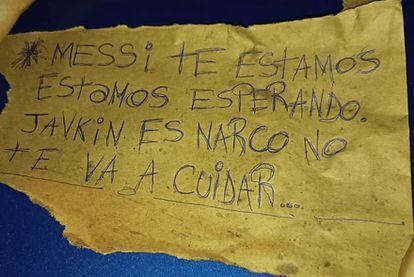 The note left behind by the gunmen who attacked Lionel Messi's family's supermarket.