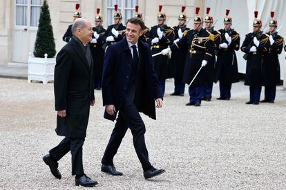 French President Emmanuel Macron (right) and German Chancellor Olaf Scholz this Sunday at the Elysée Palace in Paris.