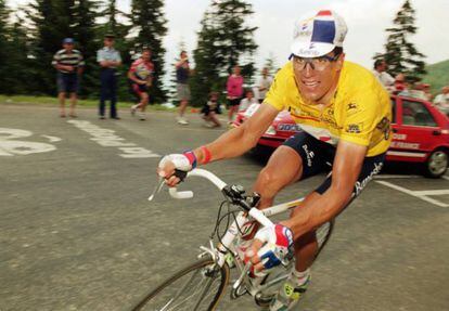 Spanish children would never give up their daily nap unless it was to watch the Tour de France – or more specifically the triumph of Spanish cyclists Pedro Delgado and Miguel Induráin. Delgado took home the yellow jersey in 1988 while Induráin captivated the country by winning the title five years in a row, between 1991 and 1995. In the above image, Induráin wins the second stage of the Tour de France in 1995.