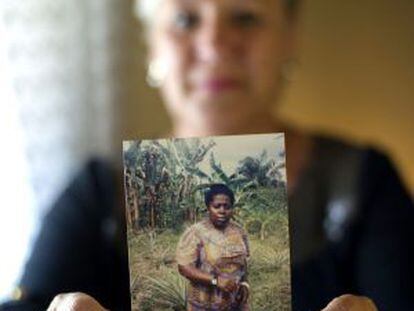 A resident of Mélida, where Juliana Bonoha spends her vacations, shows a picture of the missionary.
