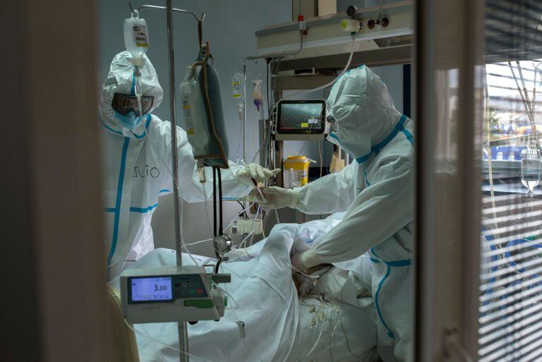 Trabajadores de la salud que tratan a un paciente de Covit-19 en el Hospital Cosaka en Orens.