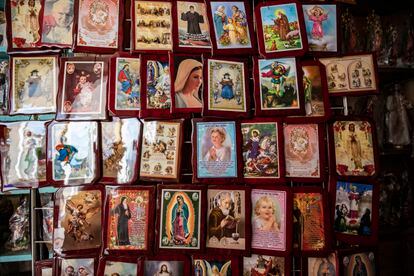 Cards and photos of scapulars and religious figures adorn a wall at Catemaco’s Basilica of Nuestra Señora del Carmen (Veracruz, Mexico). 