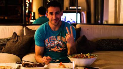 Actor Miguel Ángel Silvestre promotes a salad brand while watching his TV series ‘Velvet.’