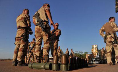 French soldiers arriving from  Chad, prepare at the 101 military airbase in Bamako on January 14, before their deployment in the north of Mali. 