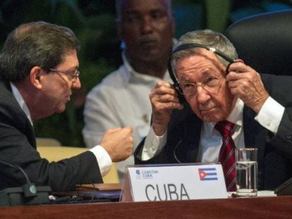Raúl Castro (r) and Cuban Foreign Minister Bruno Rodríguez.