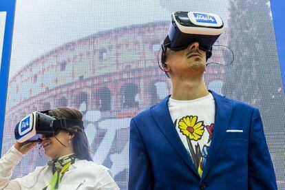 Virtual reality goggles allow one to roam around Italy: explore Roman culture, taste Neapolitan cuisine and experience the lifestyle of Venice and Milan. There is also a vespa which visitors can take pictures with.