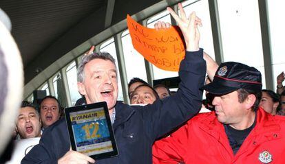 The CEO of Ryanair, Michael O&#039;Leary, poses in front of Spanair protestors.