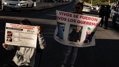 Relatives and friends of the seven abducted young people block a road in protest, in the municipality of Villanueva, Zacatecas, on September 26, 2023.