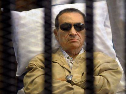 Ousted Egyptian president Hosni Mubarak sits inside a cage in a courtroom during his verdict hearing in Cairo on June 2, 2012.
