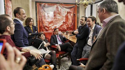 Politicians from the PSOE and Podemos chat on Monday evening after making details of their governing plan public. From left: Pablo Echenique, Alfonso Rodríguez Gómez de Celis, María Jesús Montero, Adriana Lastra, Pedro Sánchez, Alberto Garzón, Pablo Iglesias, Ione Belarra and Santos Cerdán.