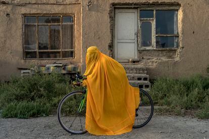 Something as simple as riding a bicycle is forbidden for women in Afghanistan. Cycling professionally is also out of the question. With their rise to power, the Taliban have kept women out of parks and gyms. In this picture, an Afghan woman poses with her bicycle, concealing her identity.