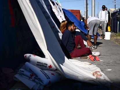 Migrants camped outside the Church of the Sacred Heart in downtown El Paso (Texas), on Tuesday.