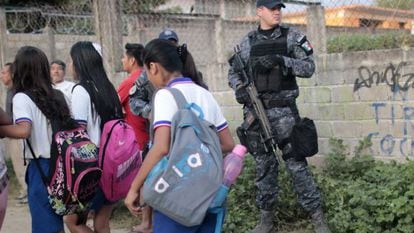 A military officer protects school children in Acapulco.
