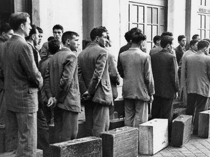 The first contingent of Spanish workers bound for Belgium gather in Madrid in 1957. 