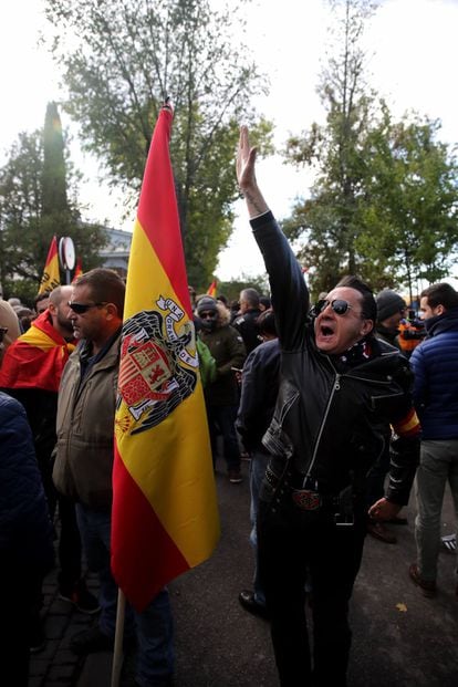 A Franco supporter makes a fascist salute outside the Pardo-Mingorrubio cemetery. The central government’s delegation in Madrid banned a demonstration organized by the Francisco Franco Foundation over concerns it could lead to “serious public order problems.”