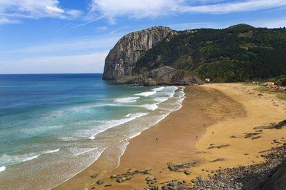 Although in the summer one is forced to park nearly two kilometers away, this does not stop anyone from coming to this beach beauty ensconced within Cape Ogoño, and the queen of all beaches inside the Urdaibai biosphere reserve in the Basque Country.