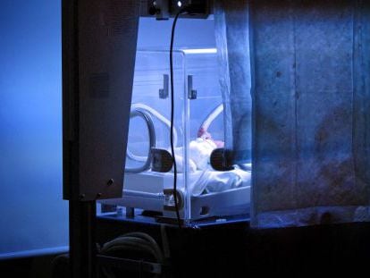 A baby in an incubator in the Gregorio Mara&ntilde;&oacute;n Hospital in Madrid.