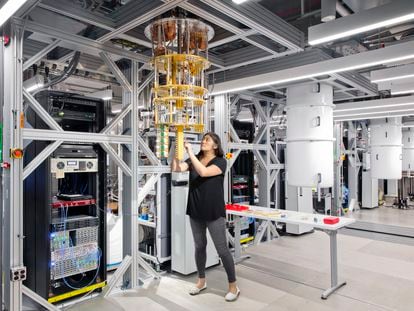 Una investigadora de IBM revisa un ordenador de la compañía en el centro de la compañía en Nueva York
