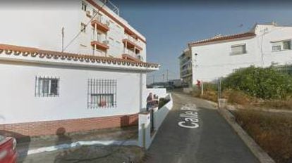 Police are searching for the killer of a woman found dead in Torrox, Málaga.