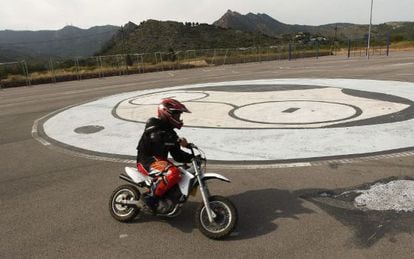 A motorcyclist runs rings around the FIB logo, at the festival site in Castell&oacute;n. Work has not yet begun to set up this year&#039;s edition.