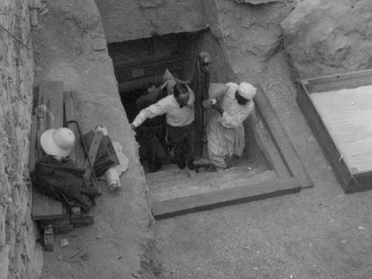 Howard Carter and an Egyptian worker remove a fragment of the deathbed from Tutankhamun’s tomb in February, 1923.