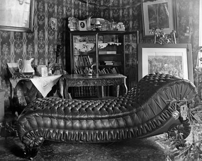 A couch in a psychiatrist's office in the early 20th century.