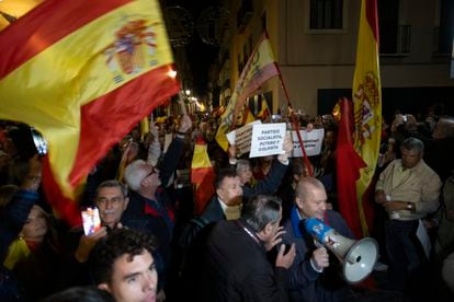 People protesting in front of PSOE headquarters in Seville on November 6. 