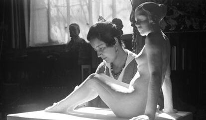Helena Sorolla working on her sculpture 'Reclining Female Nude' (c. 1915-1921). 