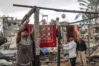 Palestinian men constructing a shelter in Khuzaa, Khan Younis, November 27.