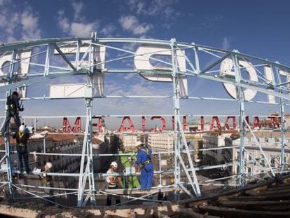 The view from atop Puerta del Sol 1, as the T&iacute;o Pepe sign is dismantled in 2011.