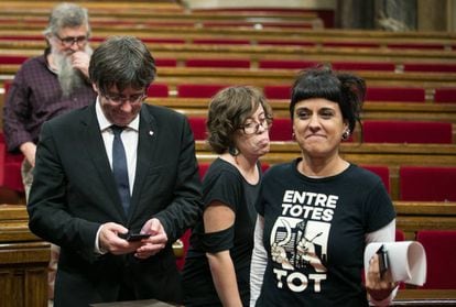 CUP spokesperson Anna Gabriel (r) with Carles Puigdemont (second from left) in a file photo.