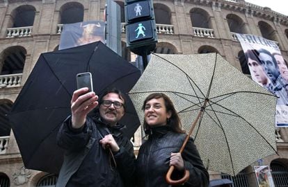 Valencia city officials Giuseppe Grezzi and Isabel Lozano in front of the new traffic lights.